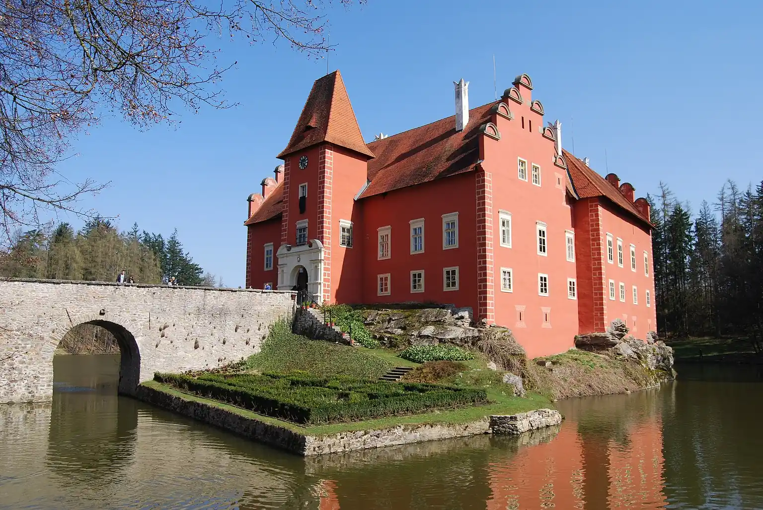 Zámek Červená Lhota na fotografii z roku 2010. Místo spojené s natáčením filmu Zlatovláska (1973), nikoli filmový záběr.
