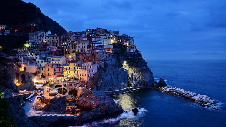 Barevné domy Manaroly na skalách nad mořem v Cinque Terre