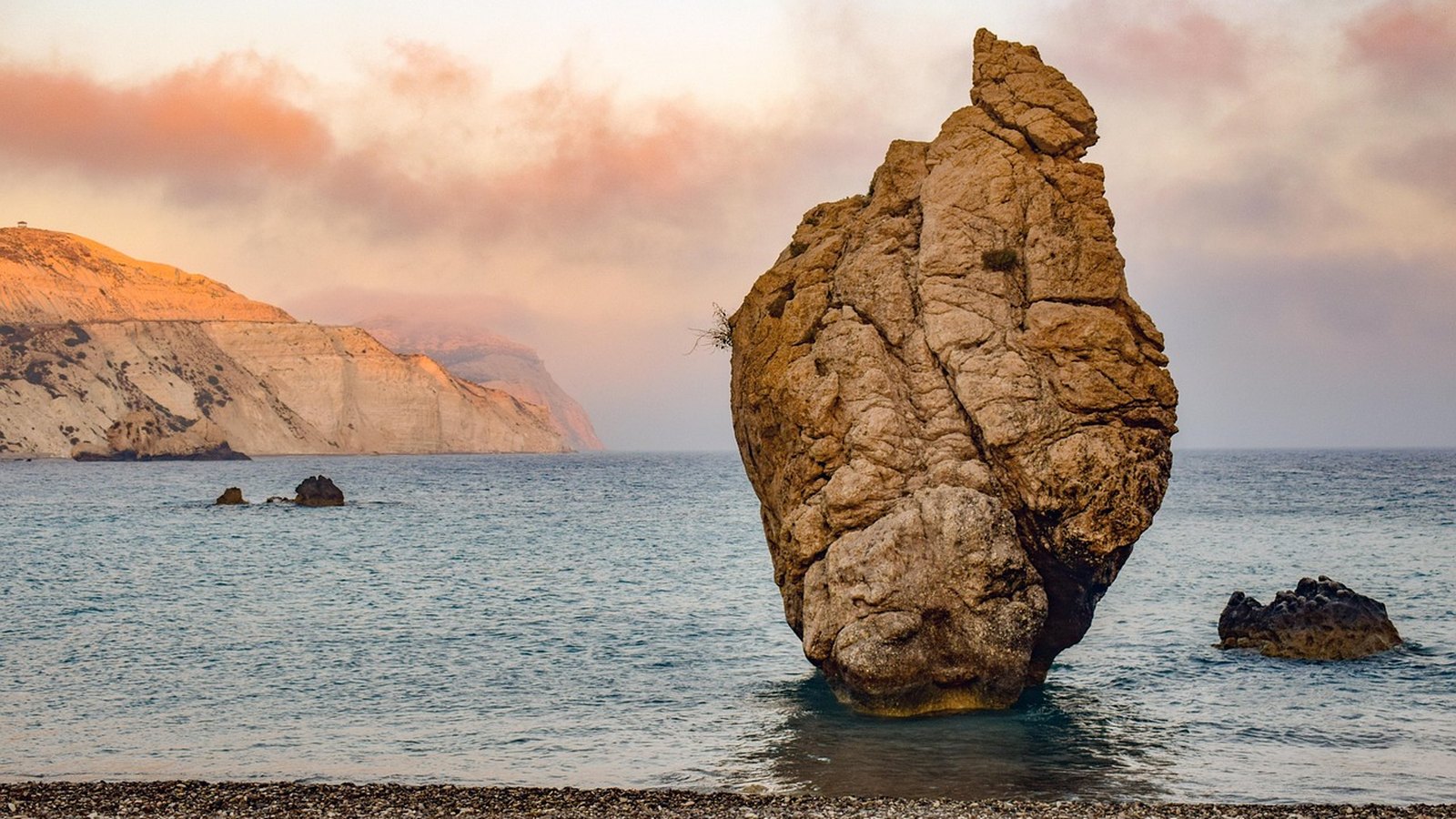 Skála Petra tou Romiou v moři u jihozápadního pobřeží Kypru