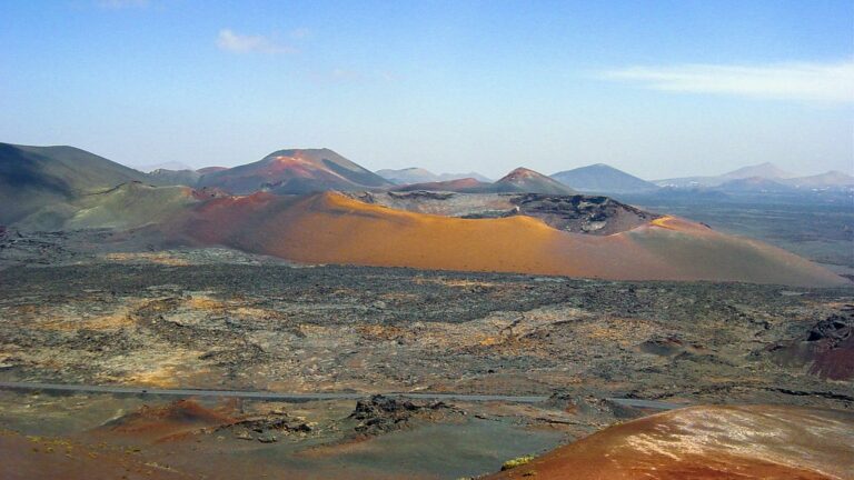Sopečné krátery a lávová pole v národním parku Timanfaya na Lanzarote