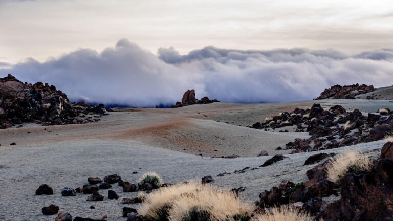 Sopka Teide nad lávovou krajinou kaldery Las Cañadas na Tenerife