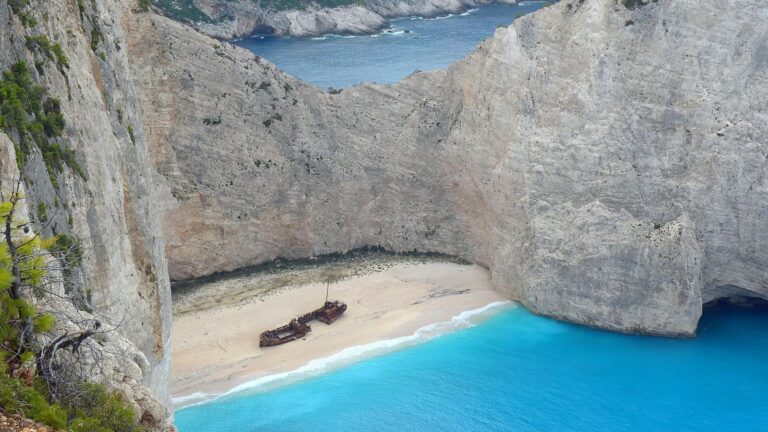 Zátoka Navagio s vrakem lodi mezi vápencovými útesy na Zakynthu