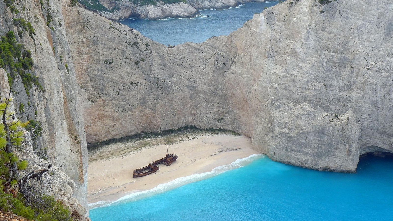 Zátoka Navagio s vrakem lodi mezi vápencovými útesy na Zakynthu