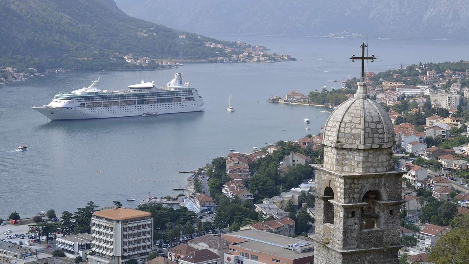 Pohled z hradeb na staré město Kotor a Boku Kotorskou