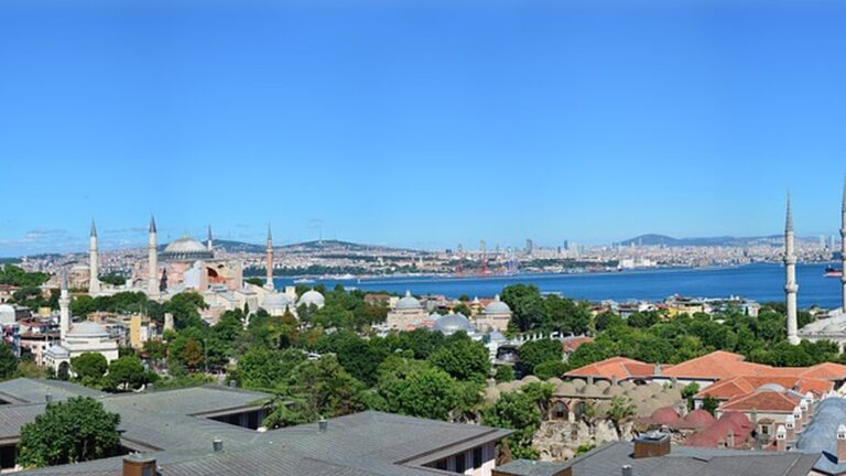 Panorama historického poloostrova v Istanbulu s mešitami a minarety