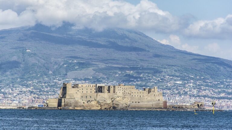 Neapolský záliv s hradem Castel dell'Ovo a Vesuvem v pozadí